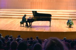 el-pianista-espanol-jose-luis-nieto-cautiva-en-ecuador-interpretando-la-suite-iberia